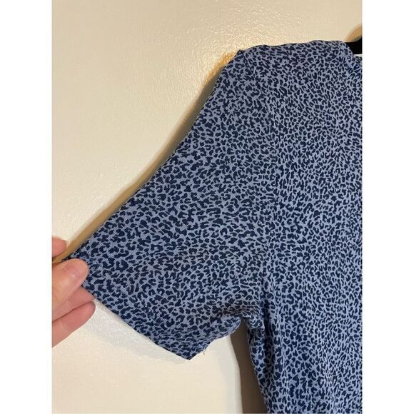 Athleta Breezy Scoop V-Neck Tee Shirt Blue Leopard Print Small - Picture 9 of 9